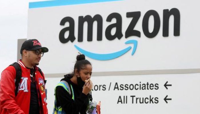 funcionarios-da-amazon-caminham-proximo-de-logotipo-da-empresa-em-armazem-em-nova-york-1668690045948.jpeg funcionarios-da-amazon-caminham-proximo-de-logotipo-da-empresa-em-armazem-em-nova-york-1668690045948.jpeg