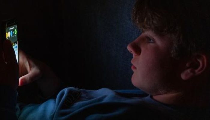 garoto-de-13-anos-mexendo-em-um-iphone-em-um-ambiente-escuro-1752580888354_v2_615x300.jpg