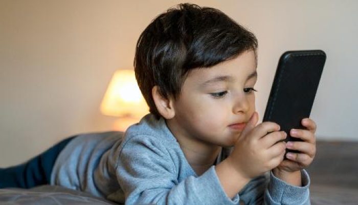 garoto-usando-celular-em-cama-1741785165416_v2_615x300.jpg
