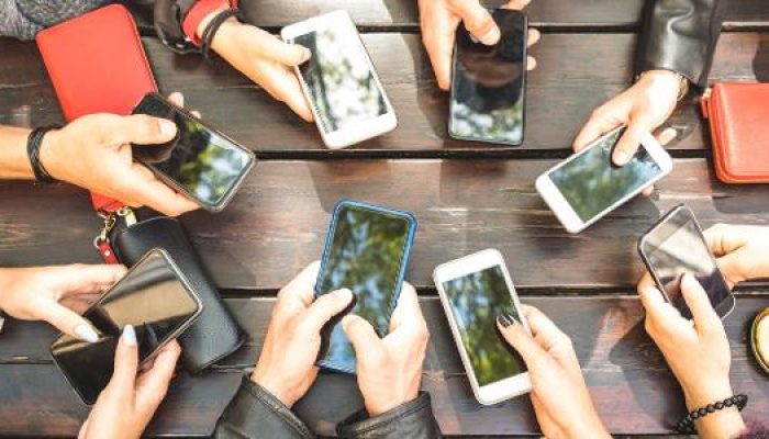 grupo-usando-o-celular-redes-sociais-1681509007672_v2_615x300.jpg