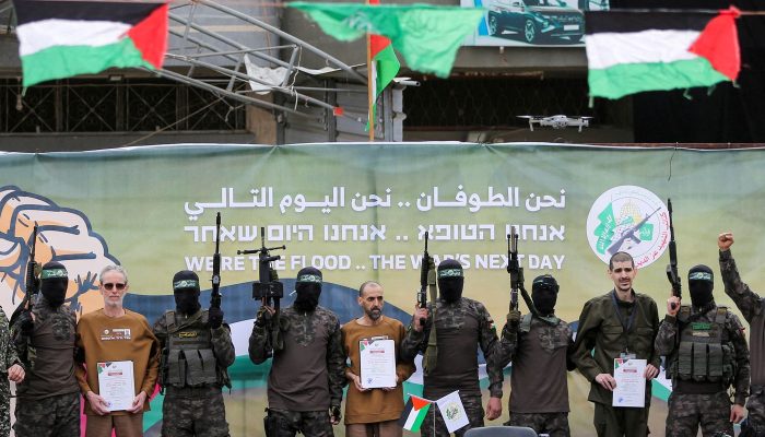 hamas_liberta_tres_refens.jpg hamas_liberta_tres_refens.jpg