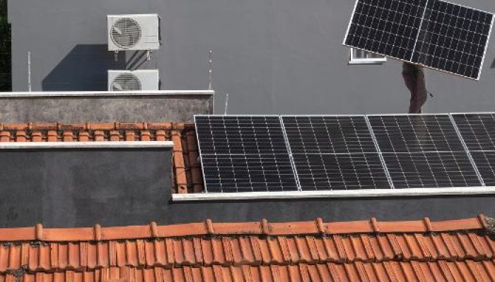 homem-carregando-painel-solar-em-telhado-de-casa-em-sao-paulo-1696277280164_v2_615x300.jpg