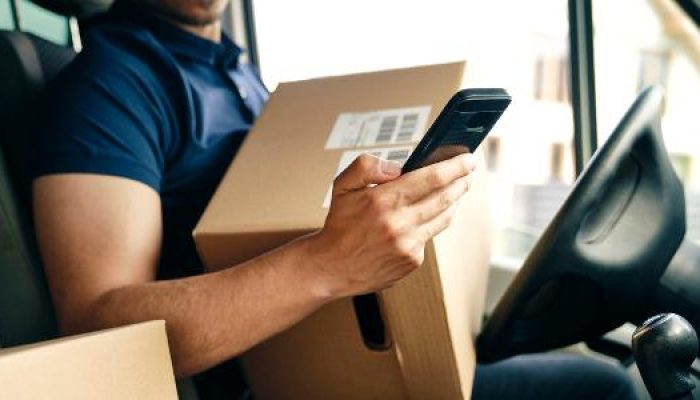 homem-checa-pacote-para-entrega-em-celular-dentro-de-um-carro-1687363639679_v2_615x300.jpg