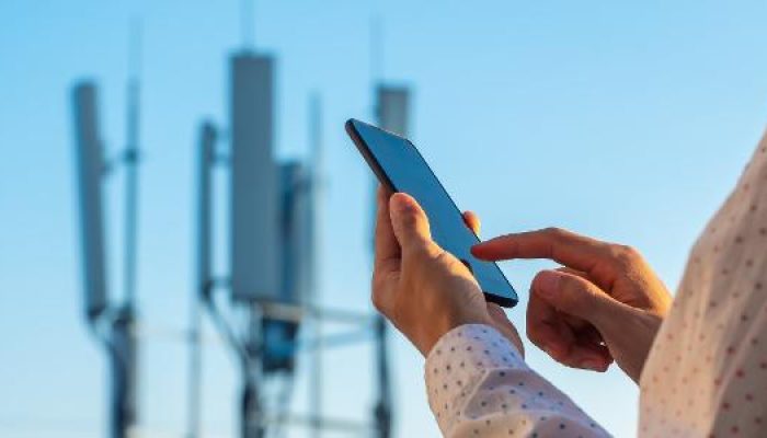 homem-com-celular-com-uma-antena-de-telecomunicacoes-em-segundo-plano-antena-5g-comunicacoes-1670606.jpeg homem-com-celular-com-uma-antena-de-telecomunicacoes-em-segundo-plano-antena-5g-comunicacoes-1670606.jpeg