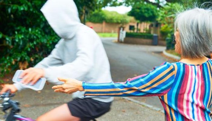homem-de-bicicleta-roubando-celular-de-idosa-na-rua-1756147599328_v2_615x300.jpg
