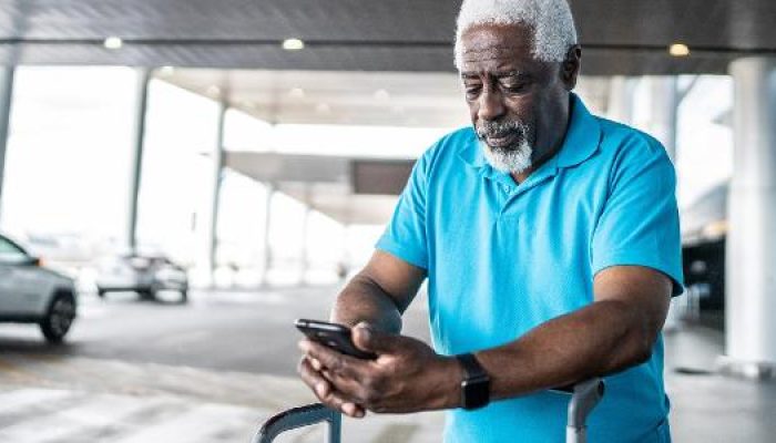 homem-negro-idoso-com-celular-na-mao-esperando-taxi-no-aeroporto-1748960716326_v2_615x300.jpg