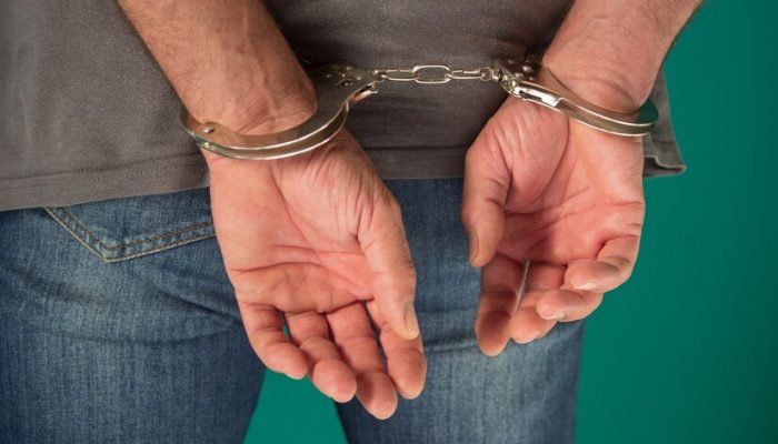 homem-preso-algemado-com-as-maos-nas-costas-imagem-recortada-de-um-homem-algemado-em-jeans-de-brim-i.jpeg homem-preso-algemado-com-as-maos-nas-costas-imagem-recortada-de-um-homem-algemado-em-jeans-de-brim-i.jpeg