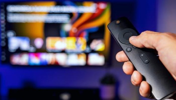 homem-segurando-controle-remoto-apontando-para-tv-em-segundo-plano-tv-30-smartv-1712241136751_v2_615.jpeg homem-segurando-controle-remoto-apontando-para-tv-em-segundo-plano-tv-30-smartv-1712241136751_v2_615.jpeg