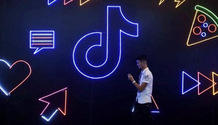 homem-segurando-um-celular-passa-pelo-logotipo-do-tiktok-no-escritorio-da-bytedance-controladora-da.jpeg homem-segurando-um-celular-passa-pelo-logotipo-do-tiktok-no-escritorio-da-bytedance-controladora-da.jpeg