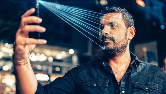homem-usa-reconhecimento-facial-em-celularsmartphone-reconhecimento-facial-biometria-1661540582355_v.jpeg