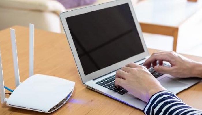 homem-usando-teclado-de-laptop-com-um-roteador-sem-fio-ao-lado-internet-fixa-banda-larga-fixa-170229.jpeg homem-usando-teclado-de-laptop-com-um-roteador-sem-fio-ao-lado-internet-fixa-banda-larga-fixa-170229.jpeg