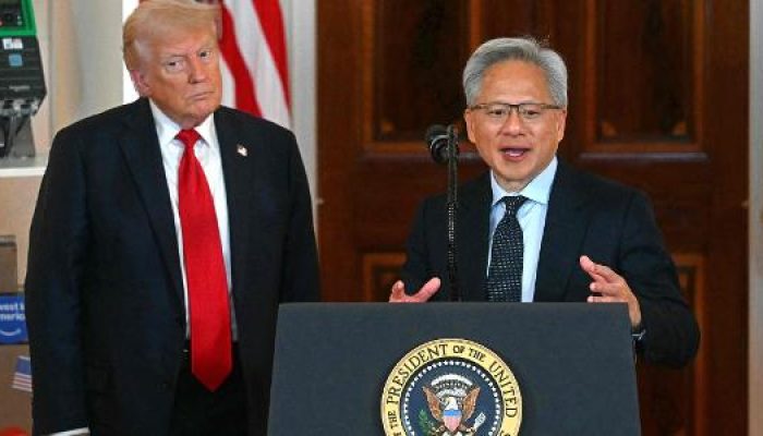 jensen-huang-centro-ceo-da-nvidia-discursa-ao-lado-do-presidente-dos-eua-donald-trump-na-casa-branca.jpeg jensen-huang-centro-ceo-da-nvidia-discursa-ao-lado-do-presidente-dos-eua-donald-trump-na-casa-branca.jpeg