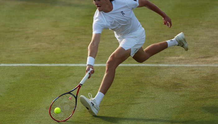joao_fonseca_cai_na_rodada_3_wimbledon_2025.jpg joao_fonseca_cai_na_rodada_3_wimbledon_2025.jpg