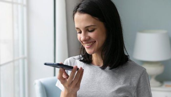 jovem-mulher-celular-smartphone-audio-fala-1691174730917_v2_615x300.jpg