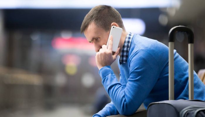 jovem-no-telefone-no-aeroporto.jpg