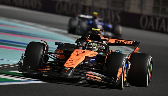 lando-norris-mclaren-carlos-sa.jpg