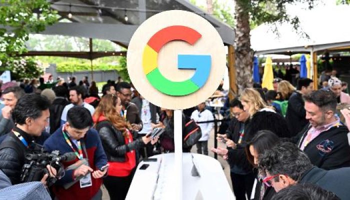 logotipo-do-google-com-jornalistas-em-volta-mexendo-em-lancamentos-do-google-io-evento-da-empresa-re.jpeg logotipo-do-google-com-jornalistas-em-volta-mexendo-em-lancamentos-do-google-io-evento-da-empresa-re.jpeg