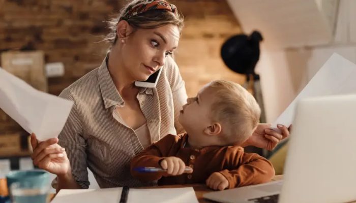 mae-trabalhadora-multitarefa-com-filho-pequeno-em-casa-scaled_p9835_thumb_resized.jpg