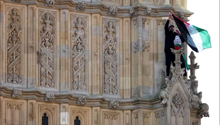 manifestante-escala-big-ben-com-bandeira-palestina.jpg