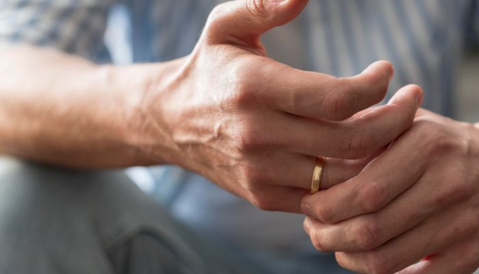 maos-de-close-up-com-anel-de-ouro.jpg