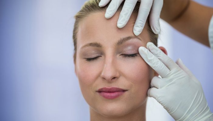 medico-examinar-pacientes-sexo-feminino-rosto-de-tratamento-cosmetico.jpg medico-examinar-pacientes-sexo-feminino-rosto-de-tratamento-cosmetico.jpg