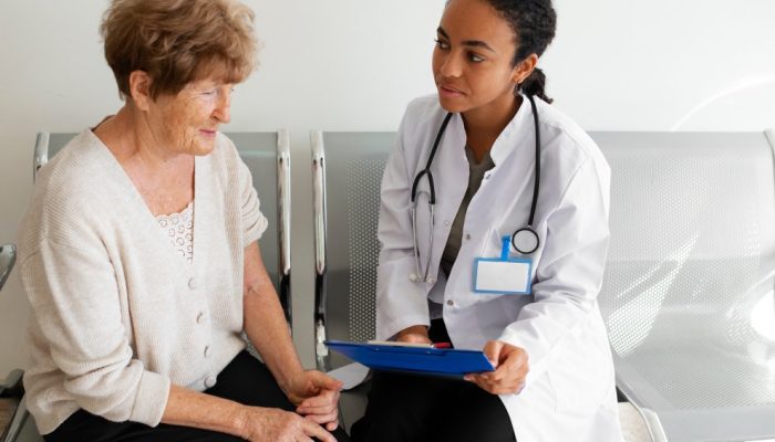 medico-falando-com-vista-frontal-paciente.jpg medico-falando-com-vista-frontal-paciente.jpg