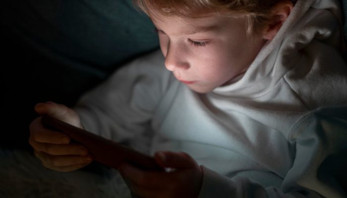menino-usando-smartphone-na-cama.jpg menino-usando-smartphone-na-cama.jpg