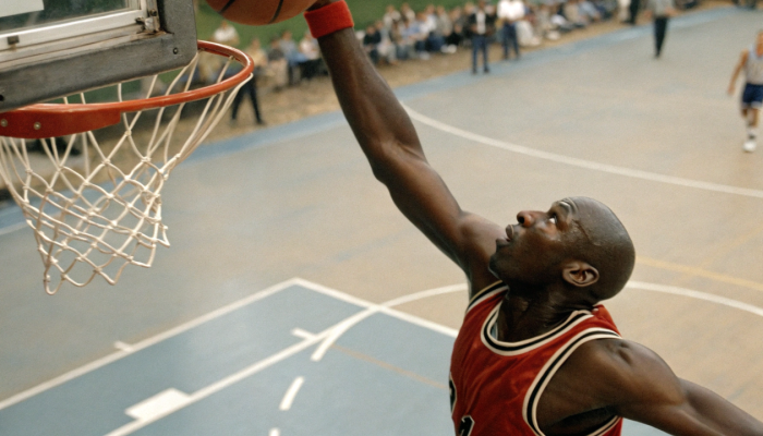 michael-jordan-arremessando-na-cesta-.png
