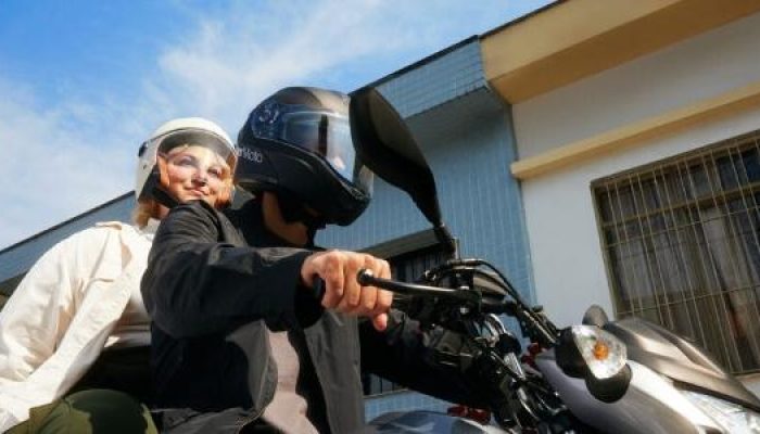 motociclista-com-capacete-do-uber-moto-levando-uma-passageira-na-garupa-1740062801403_v2_615x300.jpg