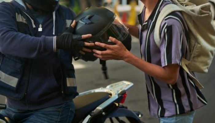 motociclista-entrega-capacete-para-passageiro-de-uber-moto-mototaxi-1740063436950_v2_615x300.jpg