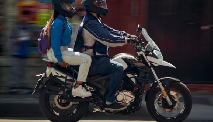 motociclista-leva-mulher-na-garupa-no-servico-uber-moto-na-cidade-do-mexico-mototaxi-1740062992054_v.jpeg motociclista-leva-mulher-na-garupa-no-servico-uber-moto-na-cidade-do-mexico-mototaxi-1740062992054_v.jpeg