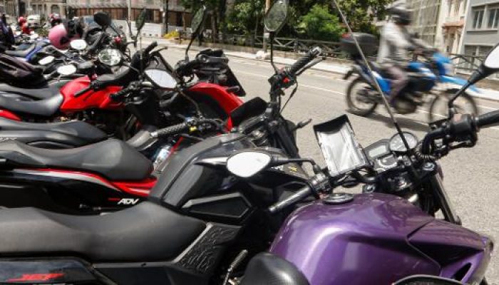 motos-estacionadas-com-motociclista-passando-ao-fundo-mototaxi-1737380622110_v2_615x300.jpg motos-estacionadas-com-motociclista-passando-ao-fundo-mototaxi-1737380622110_v2_615x300.jpg