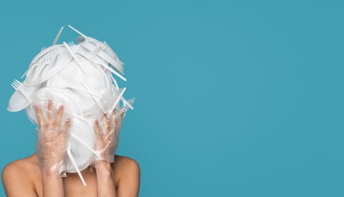 mulher-com-vista-frontal-coberta-com-talheres-de-plastico-branco.jpg mulher-com-vista-frontal-coberta-com-talheres-de-plastico-branco.jpg