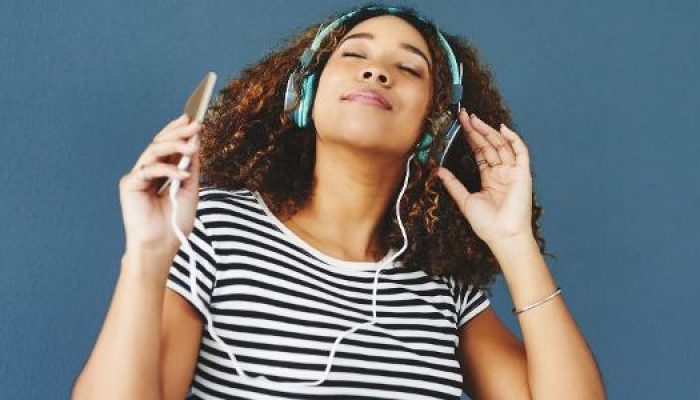 mulher-escutando-musica-com-fone-de-ouvido-em-seu-celular-streaming-de-musica-1665843063895_v2_615x3.jpeg