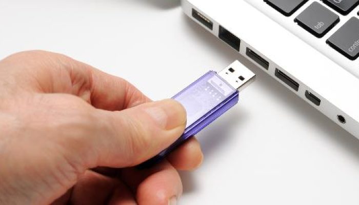 mulher-espeta-pendrive-em-um-laptop-1752246620892_v2_615x300.jpg mulher-espeta-pendrive-em-um-laptop-1752246620892_v2_615x300.jpg