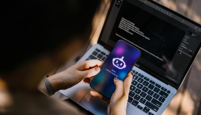 mulher-interagindo-com-chatbot-em-um-celular-e-em-um-laptop-1751287151582_v2_615x300.jpg mulher-interagindo-com-chatbot-em-um-celular-e-em-um-laptop-1751287151582_v2_615x300.jpg