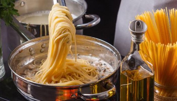 mulher-manuseia-macarrao-cozido-em-panela-1673970593174_v2_615x300.jpg