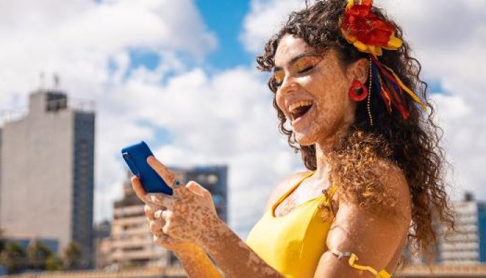 mulher-mexendo-no-celular-com-fantasia-de-carnaval-1707500233774_v2_615x300.jpg mulher-mexendo-no-celular-com-fantasia-de-carnaval-1707500233774_v2_615x300.jpg