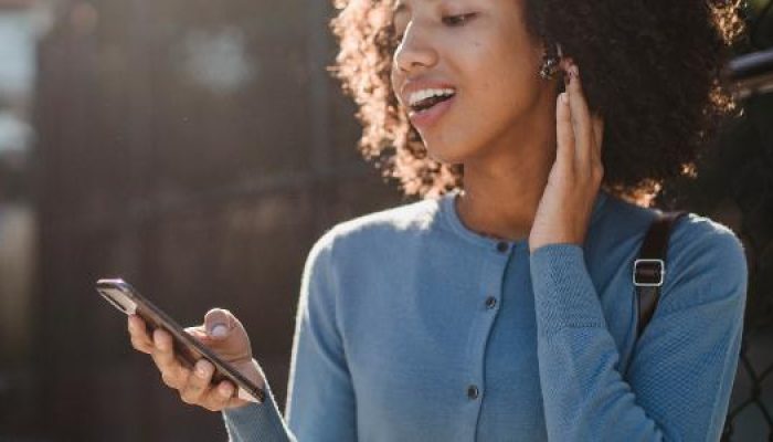 mulher-olhando-o-celular-1716318198071_v2_615x300.jpg