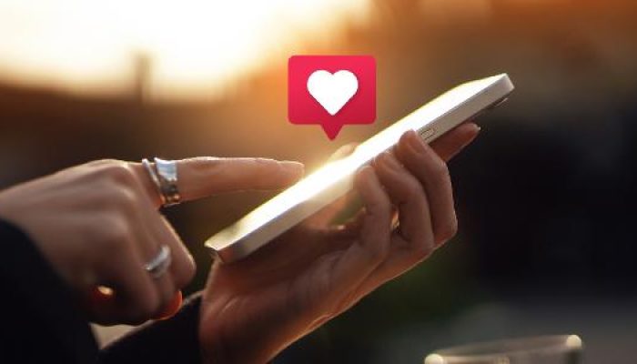 mulher-segura-celular-com-simbolo-de-coracao-sobre-ele-namoro-online-redes-sociais-1739456405269_v2.jpeg mulher-segura-celular-com-simbolo-de-coracao-sobre-ele-namoro-online-redes-sociais-1739456405269_v2.jpeg