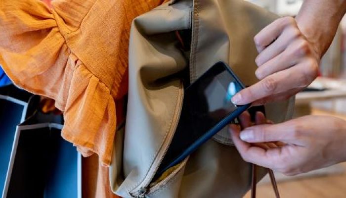 mulher-tentando-roubar-celular-de-bolsa-de-uma-pessoa-roubo-de-celular-smartphone-1695662904604_v2_6.jpeg
