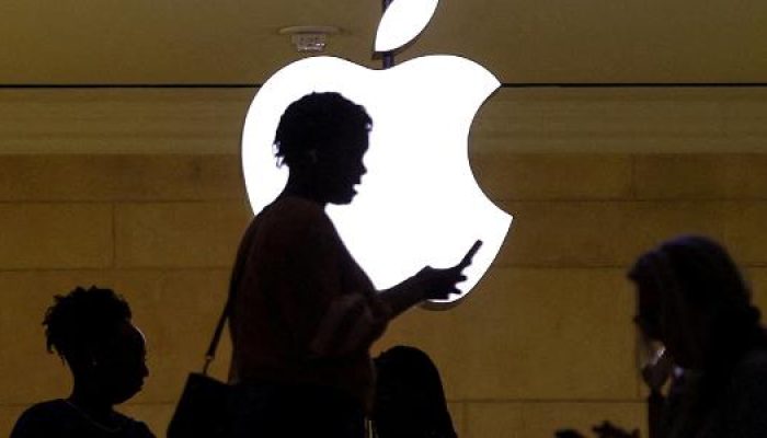 mulher-usa-um-iphone-em-frente-ao-logotipo-da-apple-em-loja-em-nova-york-1689701320357_v2_615x300.jp_.jpeg mulher-usa-um-iphone-em-frente-ao-logotipo-da-apple-em-loja-em-nova-york-1689701320357_v2_615x300.jp_.jpeg