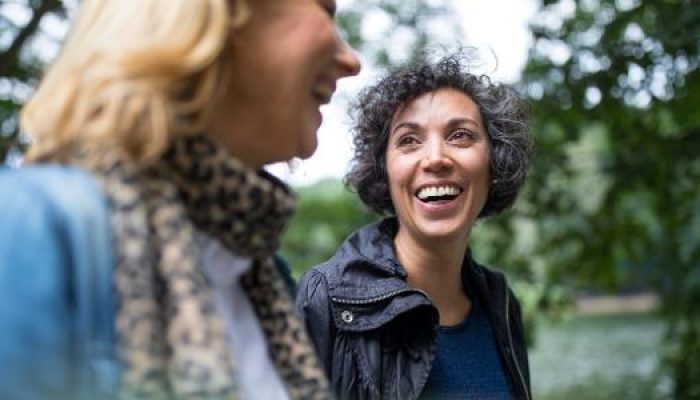 mulheres-rindo-riso-alegria-felicidade-amizade-amigas-1657565983099_v2_615x300.jpg