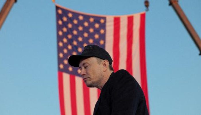 o-ceo-da-tesla-e-proprietario-do-x-elon-musk-comparece-a-um-comicio-de-trump-em-butler-pensilvania-e.jpeg
