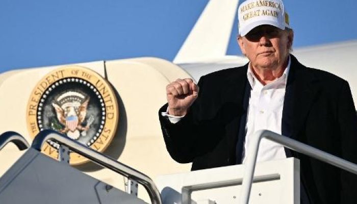 o-presidente-dos-eua-donald-trump-posa-para-foto-antes-de-entrar-no-aviao-presidencial-air-force-one.jpeg o-presidente-dos-eua-donald-trump-posa-para-foto-antes-de-entrar-no-aviao-presidencial-air-force-one.jpeg