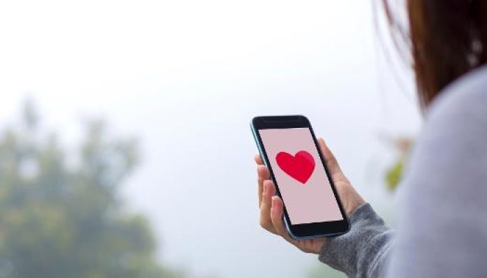 olhando-para-celular-amor-paixao-crush-smartphone-1555023657973_v2_615x300.jpg olhando-para-celular-amor-paixao-crush-smartphone-1555023657973_v2_615x300.jpg