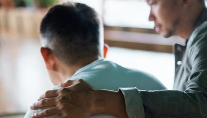 pai-e-filho-conversando-abraco-1692900676176_v2_615x300.jpg