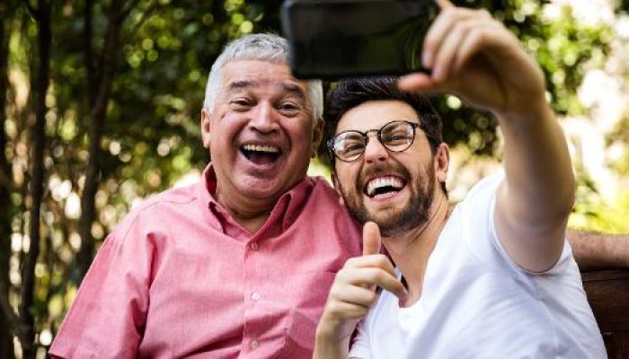 pai-filho-homens-usando-celular-para-tirar-foto-selfie-1558198973738_v2_615x300.jpg pai-filho-homens-usando-celular-para-tirar-foto-selfie-1558198973738_v2_615x300.jpg