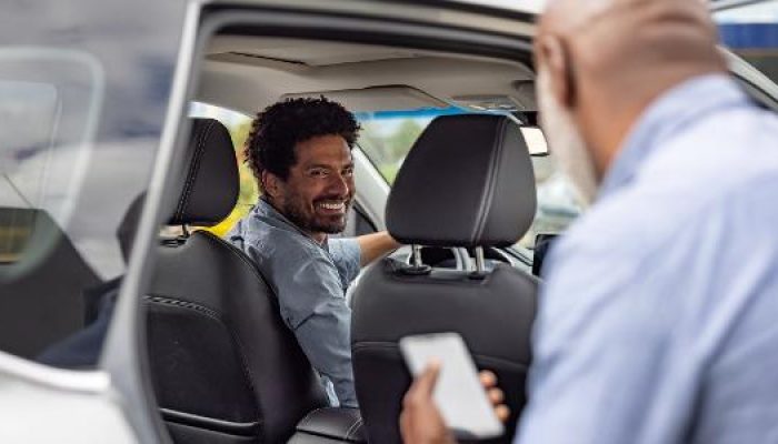 passageiro-abre-porta-de-carro-por-aplicativo-1754668919836_v2_615x300.jpg passageiro-abre-porta-de-carro-por-aplicativo-1754668919836_v2_615x300.jpg