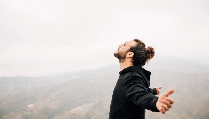 pessoa-de-bracos-abertos-em-frente-a-montanhas.jpg pessoa-de-bracos-abertos-em-frente-a-montanhas.jpg